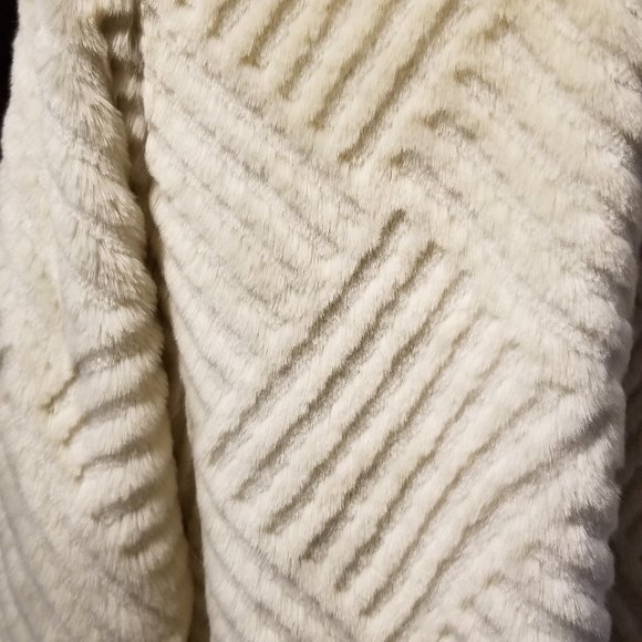 Women's faux fur coat - Picture 4 of 5